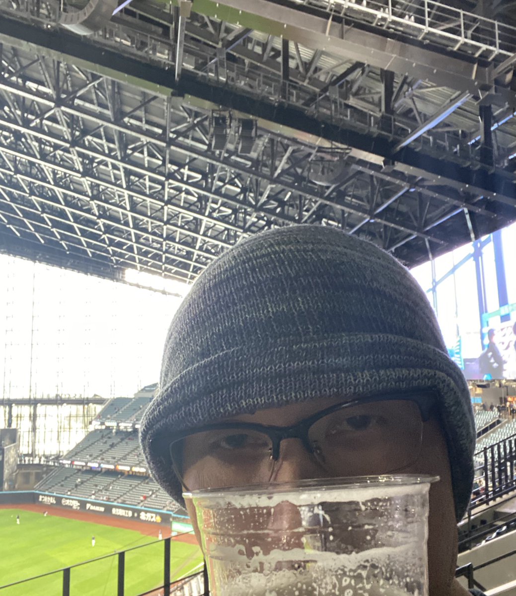 ファイターズが負けるコトになるとは知らずに試合前からビールを飲んでいるワタクシ…😅実は…正直言うと野球自体には興味はそれほど無いンですが…娯楽としての【スタジアムでの野球観戦】はめっちゃ好きなのです⚾️海や山に行った時と同じような開放感がキモチ良いッ‼️