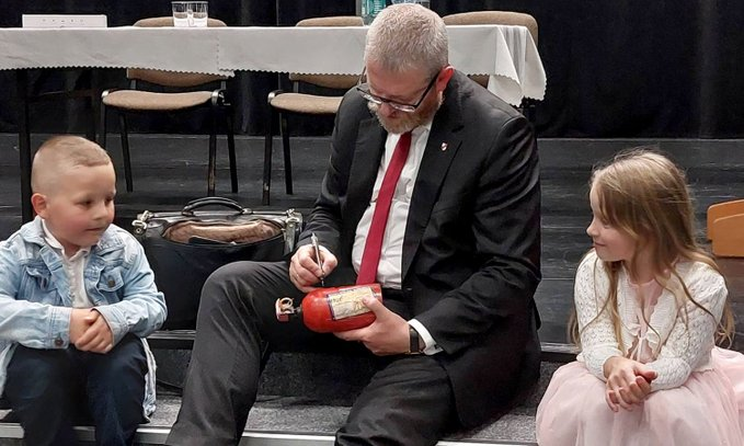 coż takiego zrobił Braun czego ty sam nie powinieś był uczynić?

- pokazał że żydzi zoraganizowali przedsiębiorstwo holokaust i kłamią by czerpać z tego korzyści

-interweniował by nie zabijano dzieci zastrzykiem z chlorku potasu w serce - przypadkowo? dokonywanego przez żydówkę