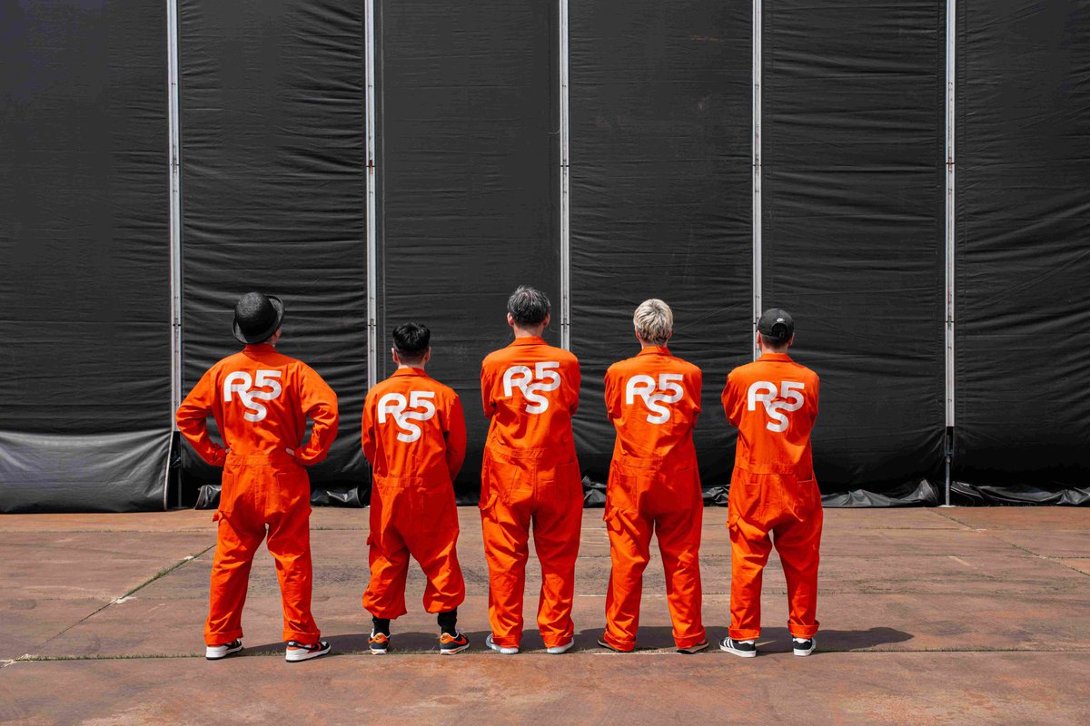 オフィシャルつなぎ販売ないの結構予定外で… 皆さんadidasは靴だって