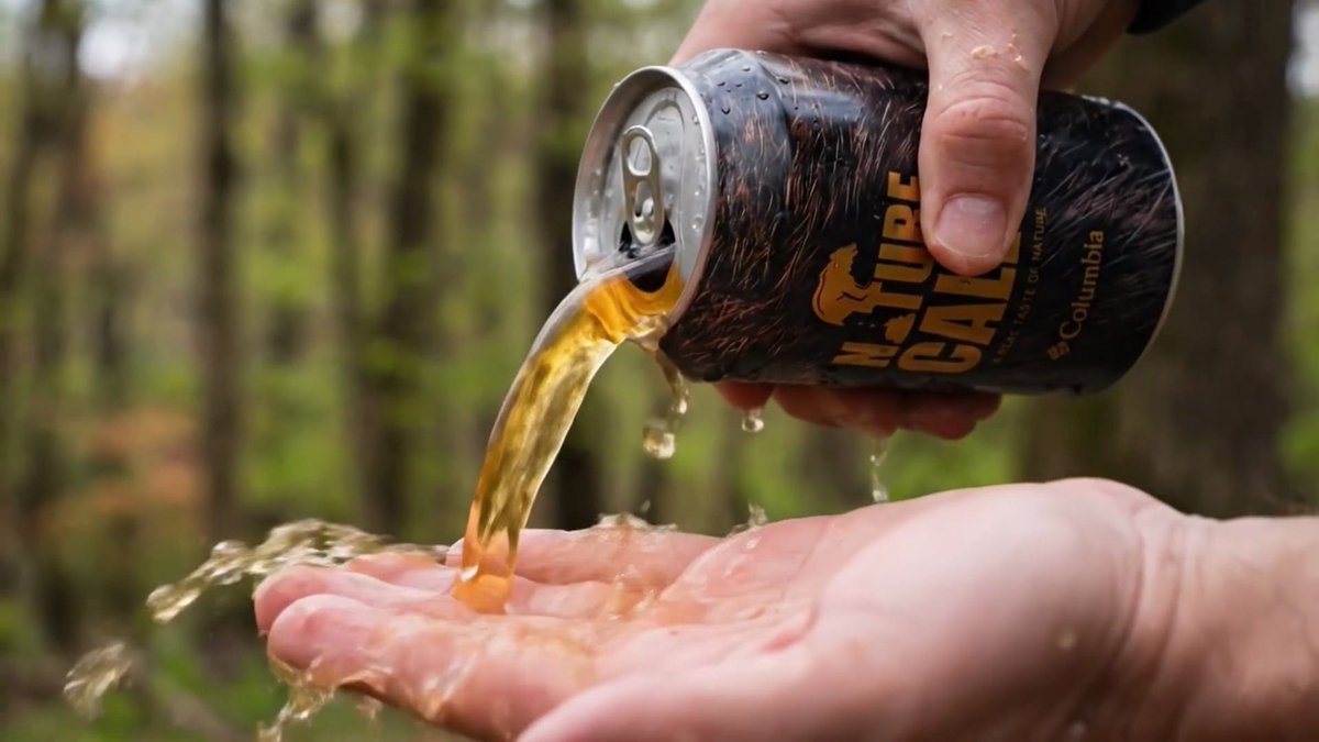 creapills's tweet photo. Columbia lance une bière brassée avec… des crottes d’ours (et c'est très sérieux) 🐻💩🍺

La marque outdoor s’associe à une brasserie de l’Oregon pour créer une bière dont l’eau a été filtrée… à partir d’excréments d’ours noirs. Une idée volontairement absurde pour célébrer la nature et pousser l’humour marketing jusqu’au bout. Résultat : une édition limitée aussi étrange que mémorable.

Plus d‘infos : https://t.co/NbDuDmkcEM
