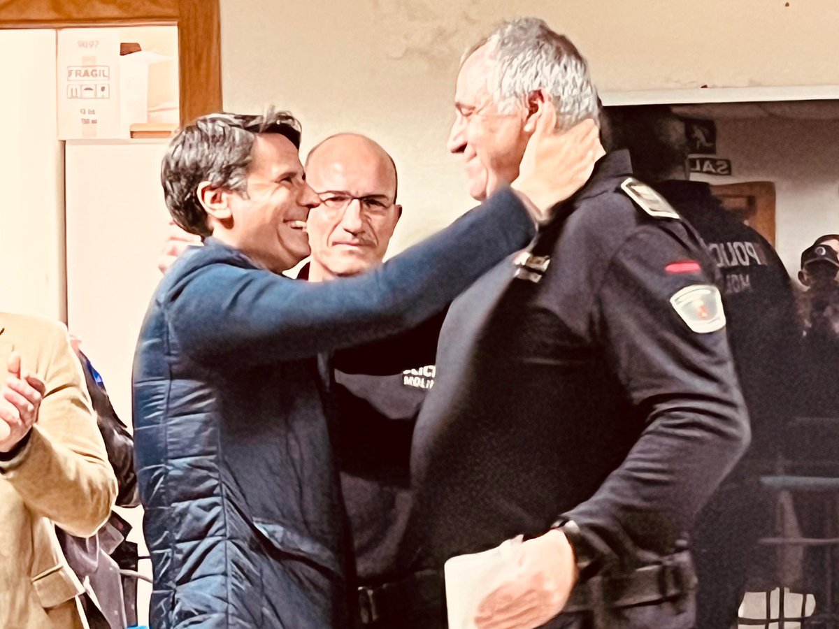 jangelalfonso's tweet photo. Despedimos con gratitud y un reconocimiento especial a nuestro compañero y amigo de la Policía Local Juan José Montalbán, que hoy inicia una nueva etapa con motivo de su jubilación.

Durante todos estos años al servicio de #MolinaDeSegura, Juanjo ha demostrado un compromiso ejemplar con nuestra ciudad, velando por la seguridad, la convivencia y el bienestar de nuestros vecinos. 

Te deseamos lo mejor en esta nueva etapa de tu vida, con la satisfacción del deber cumplido y el cariño de toda una ciudad que siempre le va a recordar.

¡Gracias por tantos años!

@molinapolicia