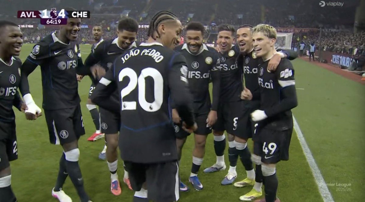 Joao Pedro es negro, brasilero, baila cuando hace goles y nadie lo insulta de manera racista. Por qué será?