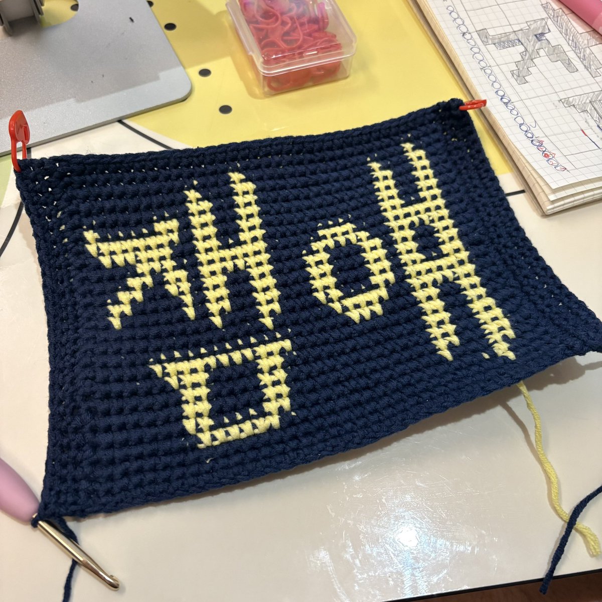 잼얘를 뜸...!
북커버를 노리고 떴는데
3월말에 예약주문해둔 이북리더기가 배송와서
이북리더기 파우치로 쓸까 싶으네