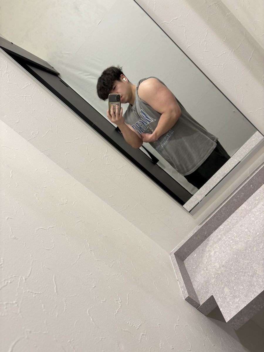 肩トレ終えた！
最近、肩の入りいいだよなー🔥
ちなみに腕は3ヶ月やってない笑

#筋トレ #筋トレ男子 #筋トレ女子　＃筋肉フェチ　#ダイエット ＃減量 #トレーナー #lyft