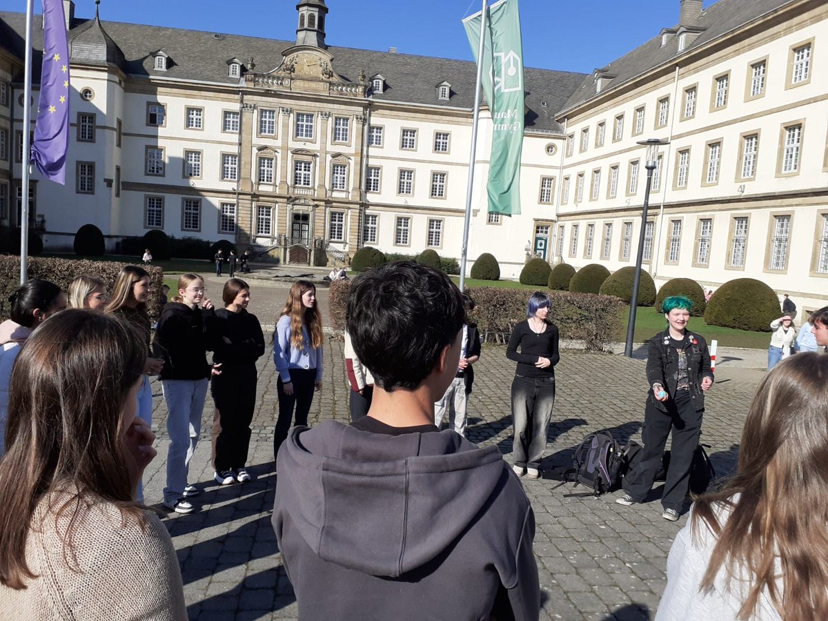 iesneruda's tweet photo. Primer día del intercambio entre el Mauritius-Gymnasium de Büren y el IES Pablo Neruda de Huelva. El alumnado ha pasado la primera noche con sus familias de acogida, han conocido el centro, disfrutado de un desayuno de bienvenida y realizado actividades sobre la democracia. https://t.co/VnLgZMnCvo