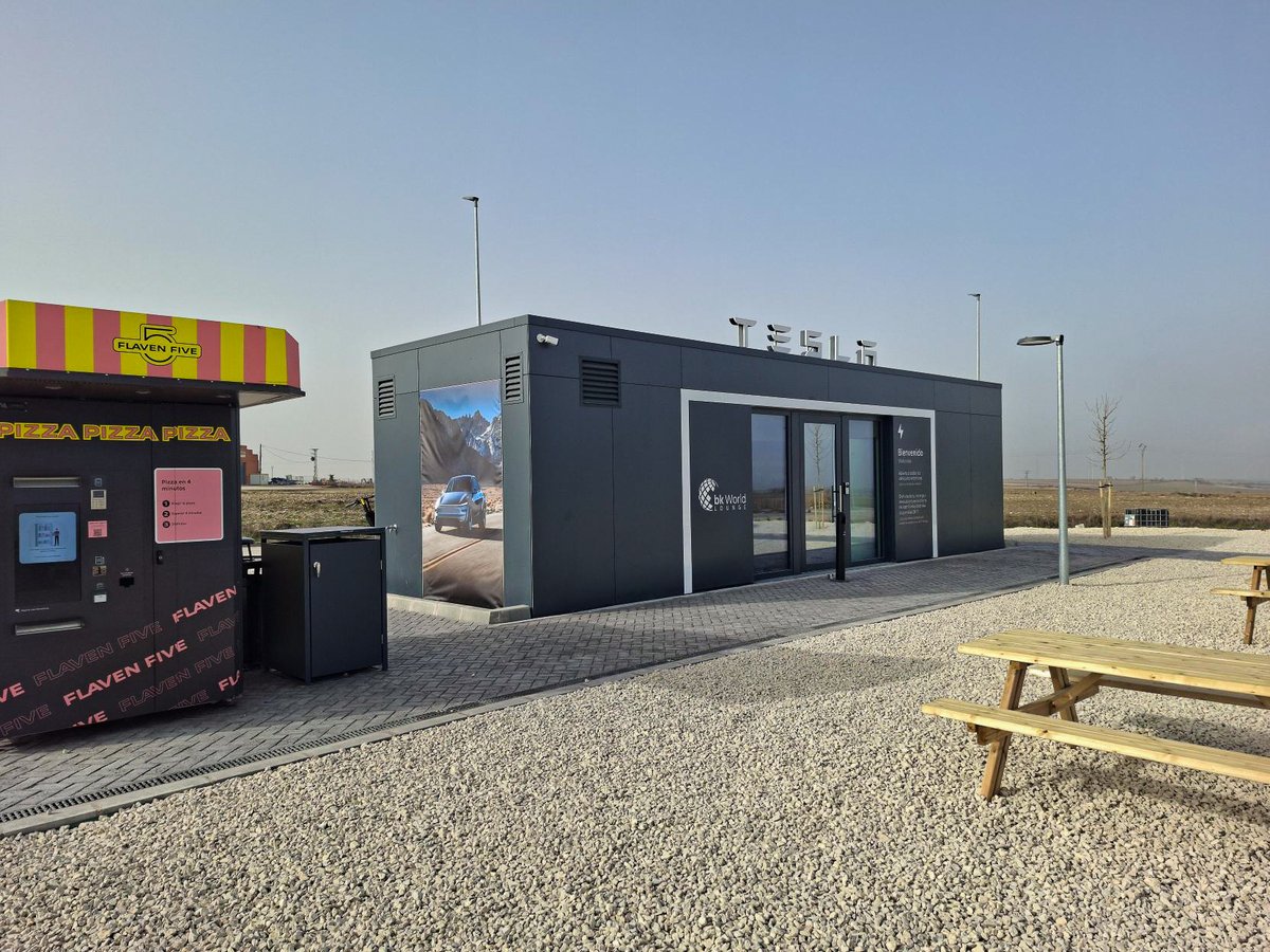 bkworldofficial's tweet photo. Hola Spain 🇪🇸

bk World opens its first lounge in Spain together with Tesla, right along the E5 near Burgos. A new stop with Tesla Supercharger V4 stalls and a strong next step in our growing partnership across Europe. ⚡️

#bkworld #tesla #spain #supercharger #evcharging https://t.co/sSjeeJ1iit