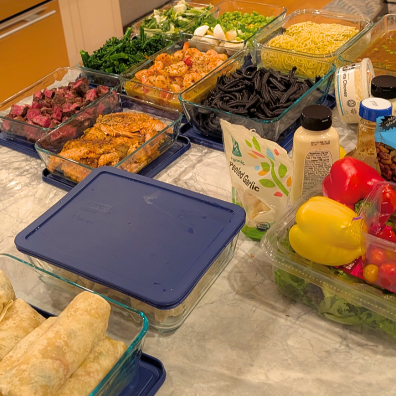 🌱 As the weather warms up, we shift from heavy comfort foods to lighter, veggie-forward meals. Weekly meal prep makes the change effortless! No planning, no stress, just better eating.🍽️ #seasonaleating #mealpreptips #personalchef #friendthatcooks