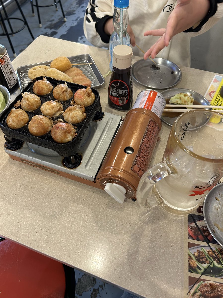 840momo's tweet photo. たこ焼き、ラムネ無料、酎ハイ半額って串カツ田中最高じゃないか。
春はまだ先🌸
#串カツ田中 https://t.co/oE23bispey