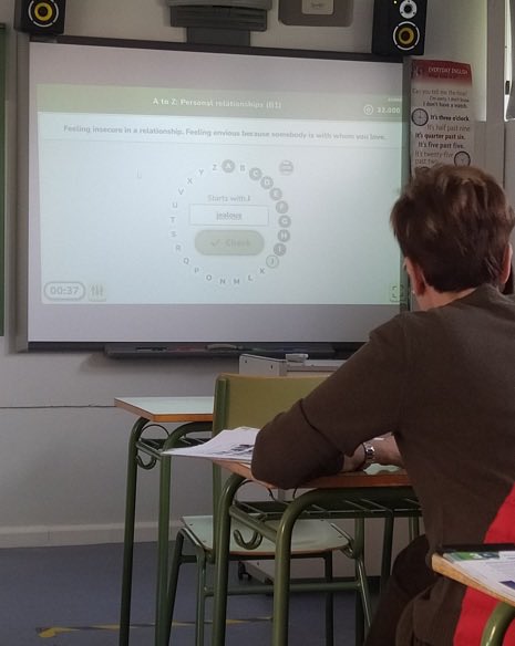 IES_Ribera's tweet photo. Nuestra profesora de inglés Estela visitó @cepalagunadeduero para finalizar el proyecto de innovación educativa One2One del CFP Idiomas. Experiencia increíble 🤩gracias a este proyecto @CFPIdiomas #observa_acción #One2One #Comunica_acción #Tea,2Teach https://t.co/THnXlwPVsH