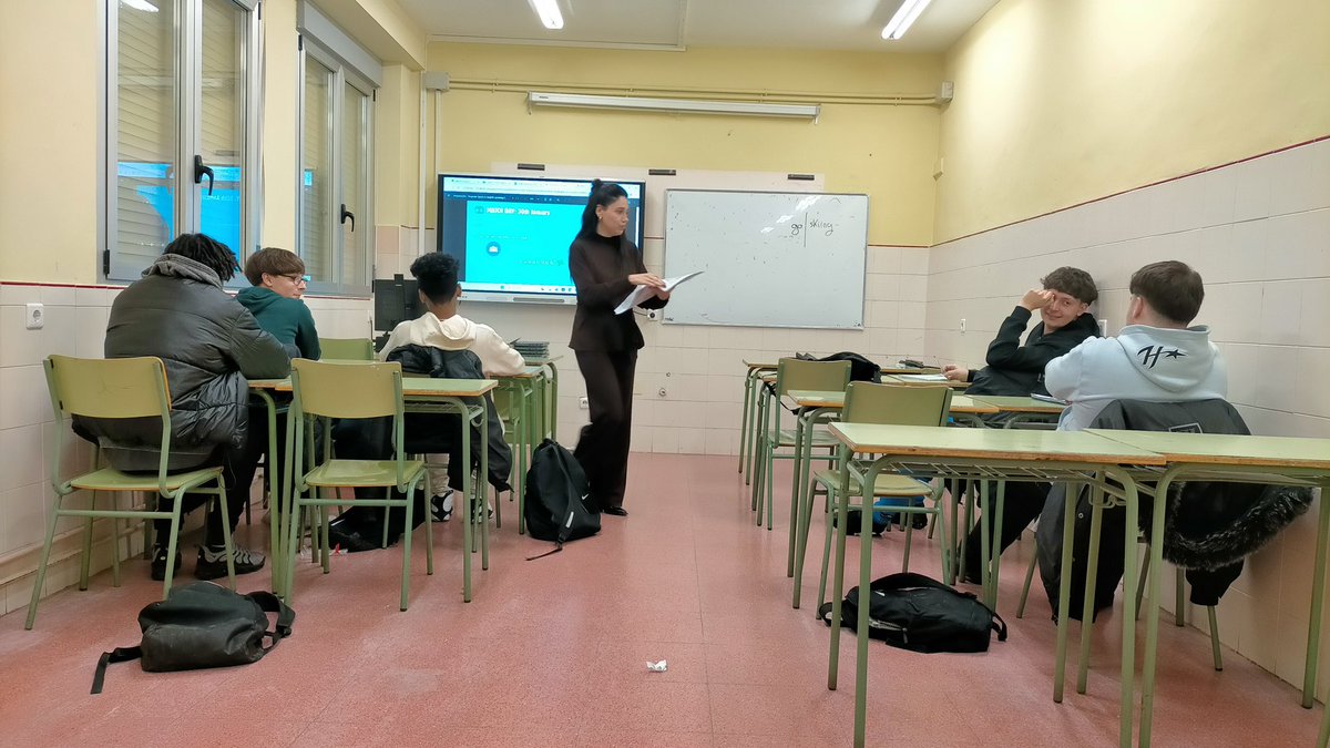 IES_Ribera's tweet photo. Nuestra profesora de inglés Estela visitó @cepalagunadeduero para finalizar el proyecto de innovación educativa One2One del CFP Idiomas. Experiencia increíble 🤩gracias a este proyecto @CFPIdiomas #observa_acción #One2One #Comunica_acción #Tea,2Teach https://t.co/THnXlwPVsH
