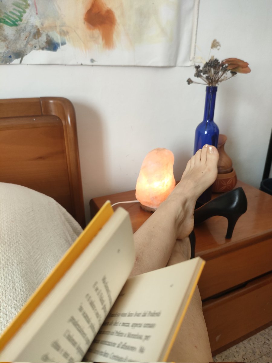 TemptingFeetx's tweet photo. " Just en relax moment ,,,tired feet". 👣✨
#FeetLovers #SoftSoles #PrettyToes
#FootModel #littlefeet #perfectarch #feetarch
#SellingFeetPics #FeetWorship https://t.co/i2qQdCKhLa