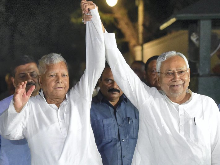 PratikVoiceObc's tweet photo. जबतक RJD मजबूत थी, नीतीश कुमार मजबूत थे, भाजपा जब भी आँख दिखाती थी, कूद के इधर आ जाते थे।

राजद कमजोर हुई, नीतीश कुमार खत्म ही हो गये।

लालू जी ने सिर्फ खुद 15 साल राज नहीं किया, नीतीश जी को 20 साल राज करने का रास्ता भी तैयार किया।

समाजवादी राजनीत को समझने वाले कुर्मी मित्र लोग उस दिन ज्यादा दुखी थे किसी भी राजद कार्यकर्ता से जिस दिन राजद की 25 सीट आई थी। 

उनको उस दिन ही समझ में आ गया था कि चाचा अब खत्म हो चुके हैं।