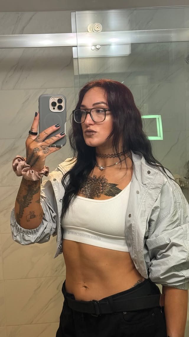 Wrestle Findom tweet media