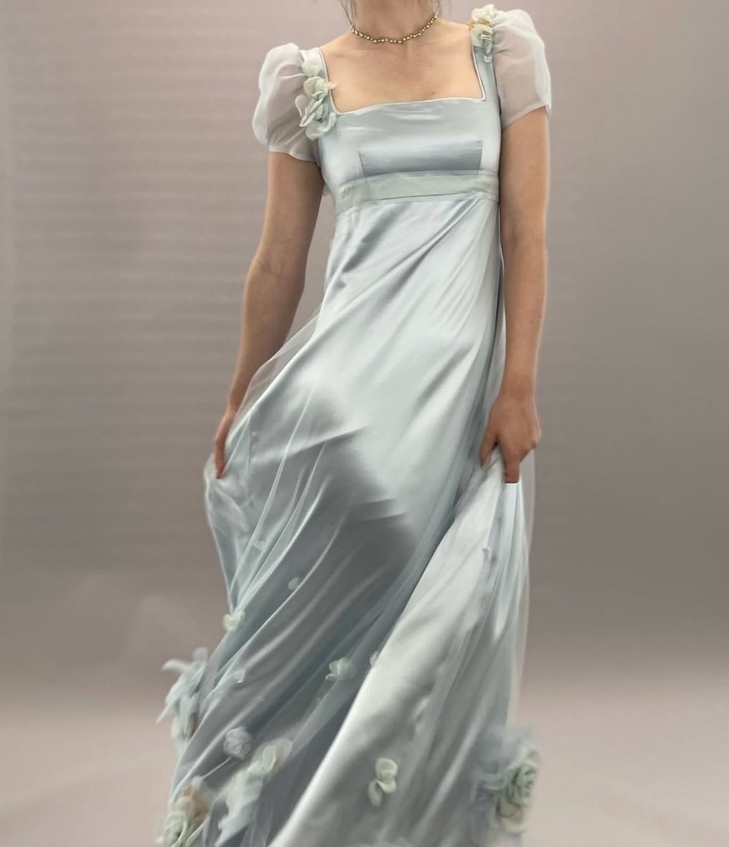 bowsphie's tweet photo. one of the most beautiful dresses ever made on bridgerton https://t.co/VqcIlIGQNY