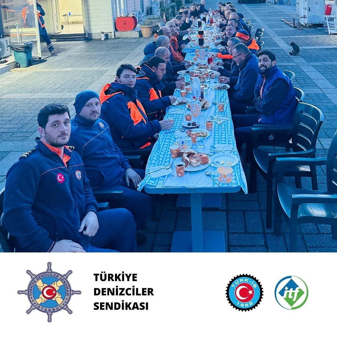 turkdenizis's tweet photo. Kıyı Emniyeti Genel Müdürü Sayın Mustafa Bankaoğlu ve Genel Müdür Yardımcılarının katılımlarıyla; Genel Başkanımız Sayın İrfan Mete, Genel Sekreterimiz Sayın Eyüp Kasap ve sendika yöneticilerimiz Harem Tahlisiye İstasyonu’nda üyelerimizle iftar sofrasında buluştu.
Ramazan’ın bereketiyle aynı sofrada; emeğin ortak değerini ve dayanışmayı paylaştık.