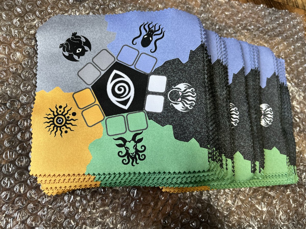 『クトゥルフ  ダイス&amp;カウント』のカードと中央ボード(メガネ拭き)が届きました٩( ᐛ )و凄く良い。

メガネ拭きをボードにすると、折り目が付きにくい、嵩張らない、肌触りが良い、次ラウンド準備時にメガネも拭ける。
良い事しかない気がします🤓