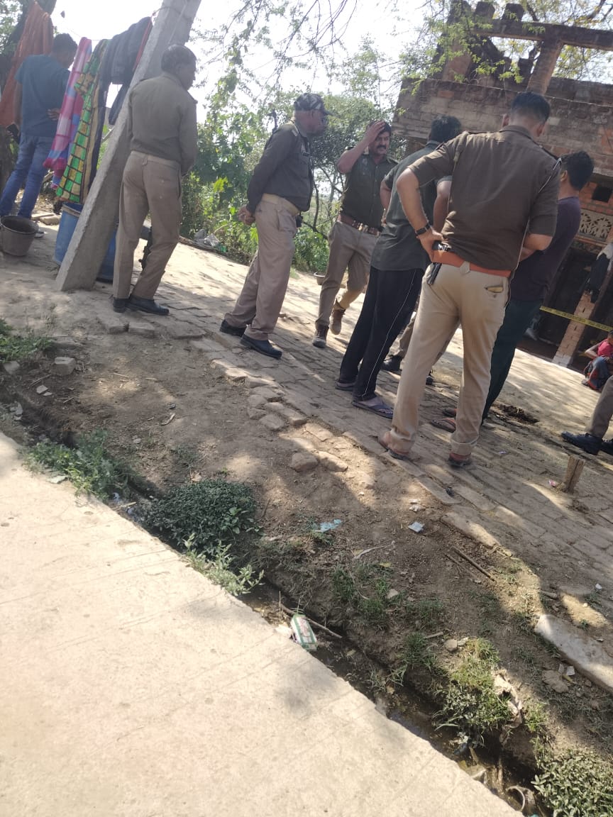AjaiBhadauriya's tweet photo. ब्रेकिंग फतेहपुर। मामूली विवाद में महिला को युवक ने मारी गोली। महिला की हालत गंभीर अस्पताल में भर्ती। पति-पत्नी के बीच हो रहा था विवाद।
महिला के चेहरे पर लगी गोली, मामले की जांच में जुटी पुलिस। मौके पर भारी मात्रा में पुलिस बल मौजूद।‌चांदपुर थाना क्षेत्र के शिकरी गांव का मामला। https://t.co/dzojMYTemB