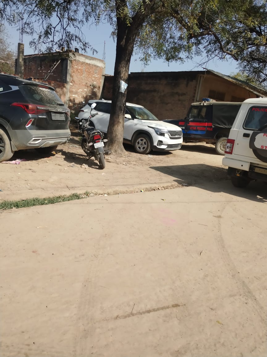 AjaiBhadauriya's tweet photo. ब्रेकिंग फतेहपुर। मामूली विवाद में महिला को युवक ने मारी गोली। महिला की हालत गंभीर अस्पताल में भर्ती। पति-पत्नी के बीच हो रहा था विवाद।
महिला के चेहरे पर लगी गोली, मामले की जांच में जुटी पुलिस। मौके पर भारी मात्रा में पुलिस बल मौजूद।‌चांदपुर थाना क्षेत्र के शिकरी गांव का मामला। https://t.co/dzojMYTemB