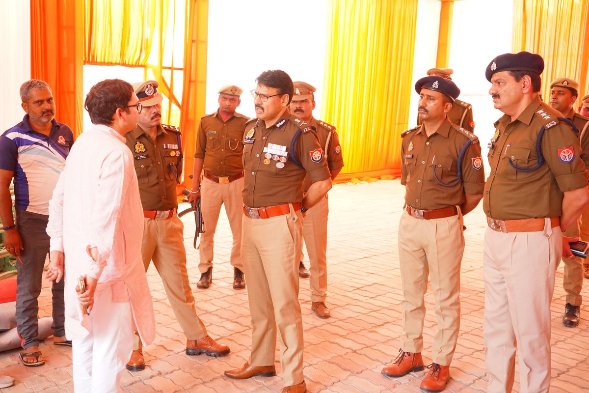 kanpurnagarpol's tweet photo. पंडित दीनदयाल उपाध्याय सनातन धर्म विद्यालय (नवाबगंज) में माननीय मुख्यमंत्री उ0प्र0 श्री योगी आदित्यनाथ जी के प्रस्तावित कार्यक्रम के दृष्टिगत सीएसए स्थित हेलीपैड का पुलिस आयुक्त द्वारा स्थलीय निरीक्षण।
दिनांक 05.03.2026 को पुलिस आयुक्त कानपुर नगर श्री रघुबीर लाल द्वारा चंद्र शेखर आजाद कृषि एवं प्रौद्योगिकी विश्वविद्यालय (CSA) परिसर स्थित हेलीपैड का स्थलीय निरीक्षण किया गया।
▪️ निरीक्षण के दौरान पुलिस आयुक्त महोदय द्वारा हेलीपैड परिसर, आगमन एवं प्रस्थान मार्ग, पार्किंग व्यवस्था, बैरिकेडिंग, ड्यूटी पॉइंट, सुरक्षा घेरा तथा भीड़ नियंत्रण की व्यवस्थाओं का बारीकी से अवलोकन किया गया।
▪️ पुलिस आयुक्त महोदय ने संबंधित अधिकारियों को सुरक्षा प्रोटोकॉल का पूर्ण अनुपालन सुनिश्चित करने, यातायात प्रबंधन को सुचारु बनाए रखने तथा संवेदनशील बिंदुओं पर विशेष सतर्कता बरतने के निर्देश दिए।
▪️ साथ ही कार्यक्रम स्थल पर त्रिस्तरीय सुरक्षा व्यवस्था, एंटी-सैबोटाज चेकिंग, डॉग स्क्वॉड एवं बम निरोधक दस्ते की तैनाती सुनिश्चित करने के भी निर्देश दिए गए।
▪️ इस अवसर पर अपर पुलिस आयुक्त कानून एवं व्यवस्था डॉ. विपिन ताडा, अपर पुलिस उपायुक्त अभिसूचना, स्टॉफ ऑफिसर, सहायक पुलिस आयुक्त कर्नलगंज सहित अन्य अधिकारीगण उपस्थित रहे। 
@Uppolice