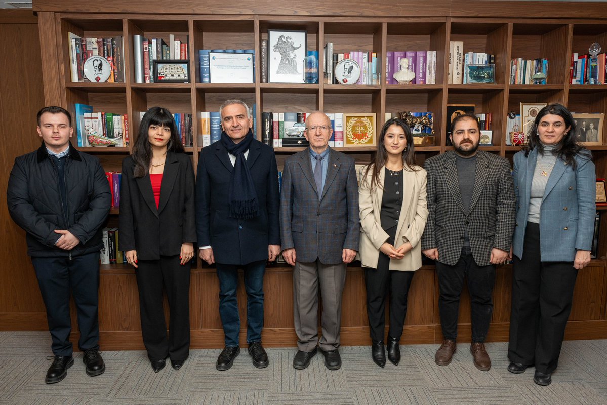 Hukuk Mesleklerine Giriş Sınavı (HMGS) Platformu üyeleri, ziyaretlerinde sınavların neden olduğu adaletsizlikleri dillendirerek çözüm önerilerini aktardılar.

Görüşme, TBMM’de yasal düzenleme sırasında sınav şekli ve konuları ile soru havuzu üzerine işaret ettiğim sorunların