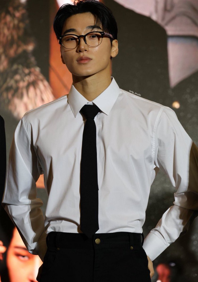 я так сильно хочу такую же кожу как у сана вы не представляете… зачем мужчине такая идеальная кожа 😭