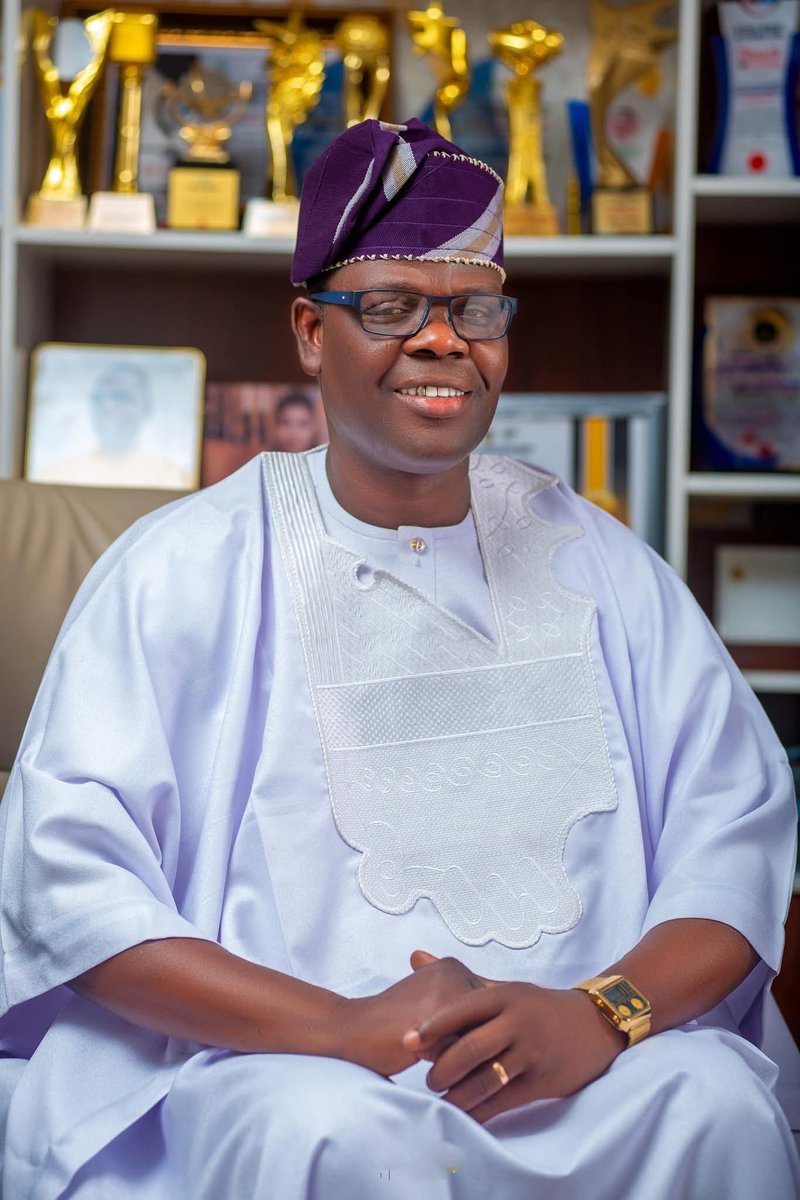 OyoNews1's tweet image. Happy birthday to my egbon, Alh. Dr. Oriyomi Hamzat. May God bless your new age. Amen.

#oriyomihamzat| #ibadan | #gbenusimic| #OyoNews | #oyostate