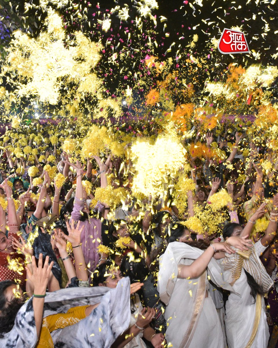 aajtak's tweet photo. सूरत: ISKCON मंदिर में बुधवार की रात पुष्पोत्सव और गीता महोत्सव के दौरान लोगों ने होली का रंगीन आनंद लिया। भक्तों ने फूलों से होली खेली।

#FlowerHoli #Pushpotsav #GitaMahotsav #Surat #Holi2026 #ATPhotoBlog #AajTakSocial https://t.co/buD6jFxkGp