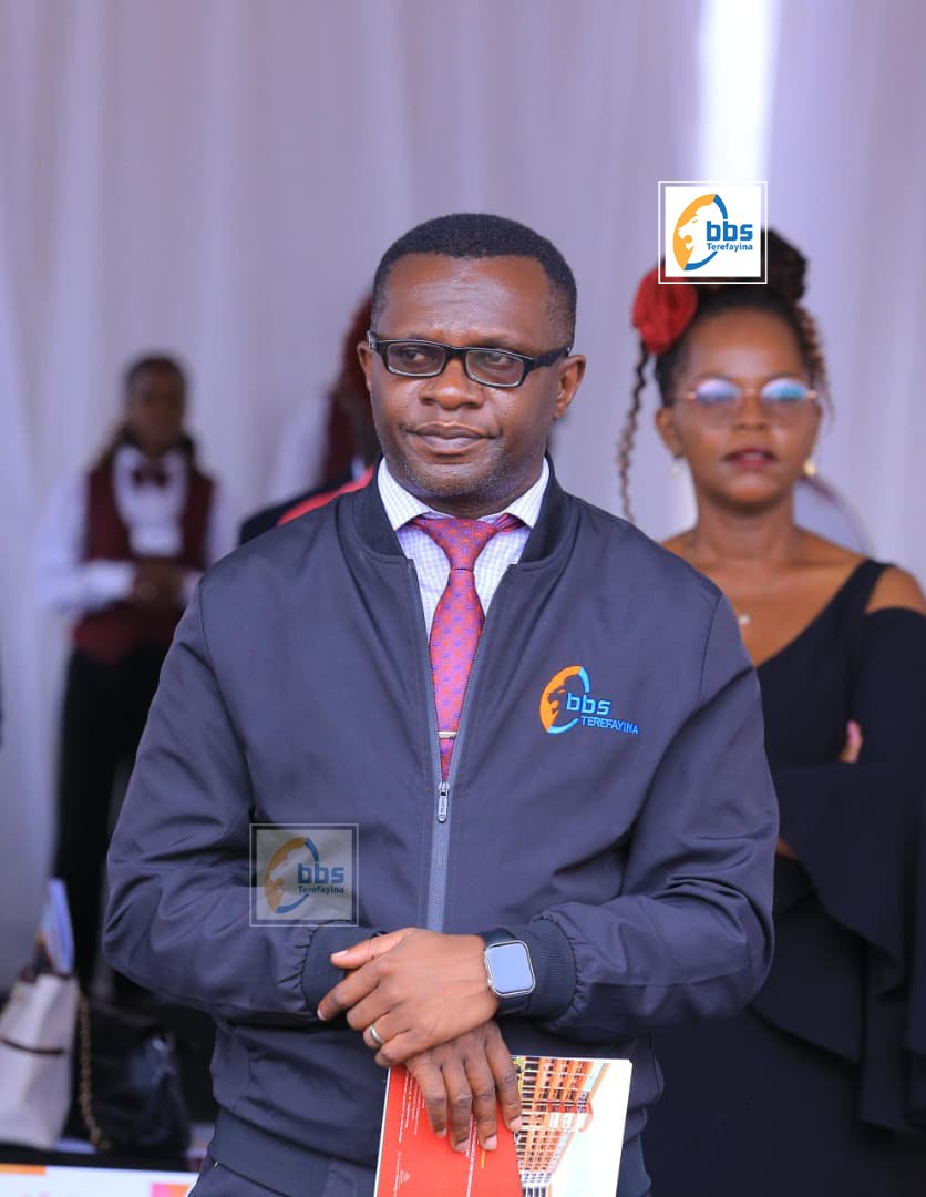 bbstvug's tweet photo. Akulira entambuza y’emirimu ku BBS Terefayina, @StevenBusuulwa ku mukolo gw’amatikkira ga @StLawrenceUniv ag’e 16 e Lubaga. #16thSLAUGRAD #LightYourCandle #BBSKATI https://t.co/HkFCHMWZ04