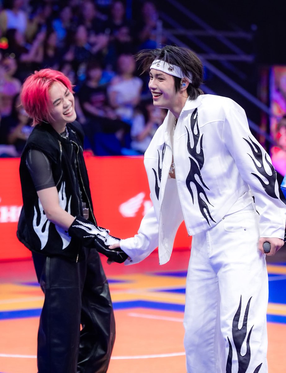 อยากให้เทมศึกษาวิธีทำงานของวพ.อะ เดินเกมแบบมืออาชีพมาก ก่อนงานอาจจะไม่ค่อยได้ PR ไรเยอะ แต่ช่วงน้องเริ่มซ้อมกับทีมก็มีคอนเทนต์ในตต. &amp; สัมภาษณ์สั้นๆ ออกมาหย่อนบ้าง บัตรอาจจะไม่ sold out ก็จริง (เพราะผ้มคนนึงแหละที่ไม่ว่าง 😭) แต่ช่วงระหว่าง event และจบ event คือเก็บหมดไม่ปล่อยเลย