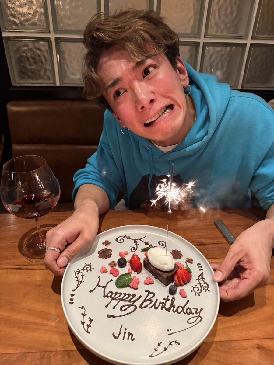 じんです🍊
昨日から大阪入りしております！
これから一ヶ月弱、モナキ初のリリースキャンペーン遠征の日々がスタート🚗
こんな長期間メンバーでギュッと一緒にいることもないし、長期の遠征自体初なのでどうなるのかドキドキとワクワクです…