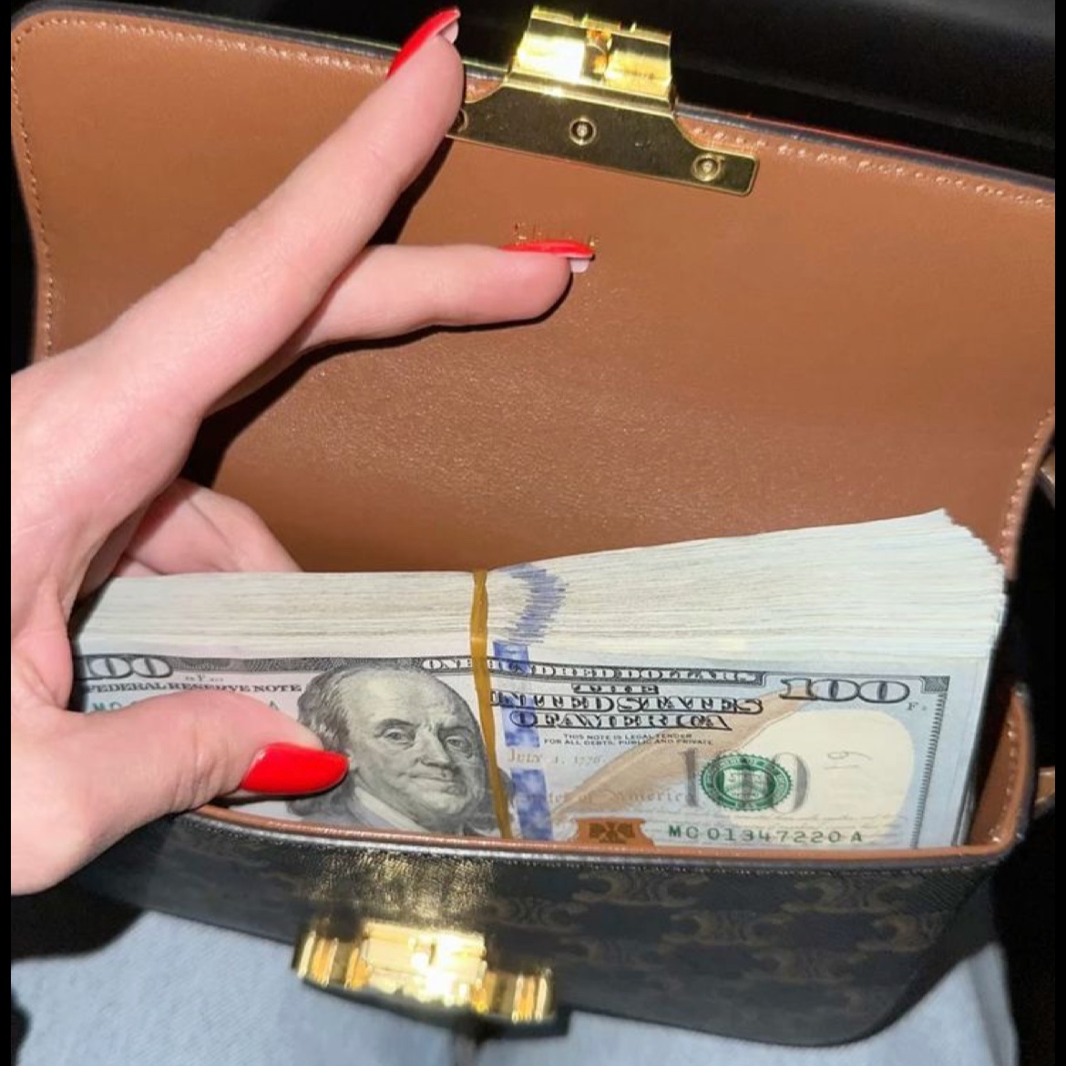 Poo11192's tweet photo. This is how my purse looks when your sorry ass sends me money💅 #paypig #findom #paypigs #humanATM https://t.co/YpBdadWfDZ