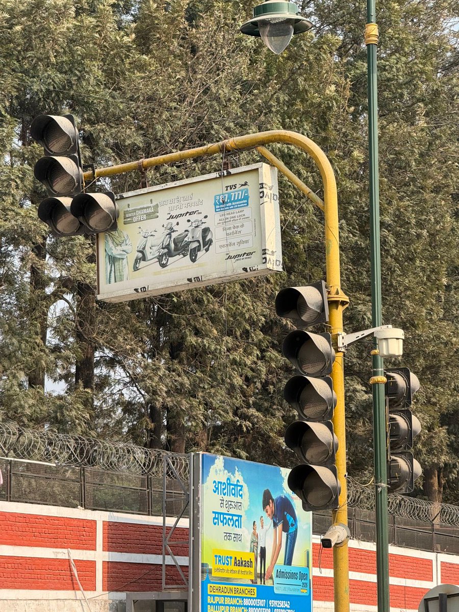varchasva006's tweet photo. The traffic signal at Yamuna Colony chowk has been non-functional, creating confusion and unsafe conditions for commuters and pedestrians. Requesting the authorities to please look into this and get it fixed at the earliest for everyone’s safety @DdnNagarnigam @smartcityddun https://t.co/XOw0mhxpjQ