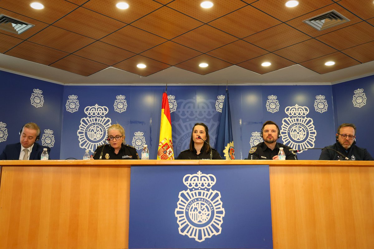 policia's tweet photo. 🚩Desarticulada una organización criminal que captaba a mujeres vulnerables en #Ucrania y usaba sus #identidades para estafar a plataformas de apuestas online 

👮🏻‍♀️ 12 personas detenidas 

👉🏽 Habrían obtenido un beneficio de 4.750.000 💶 https://t.co/Pmih9JDkSR