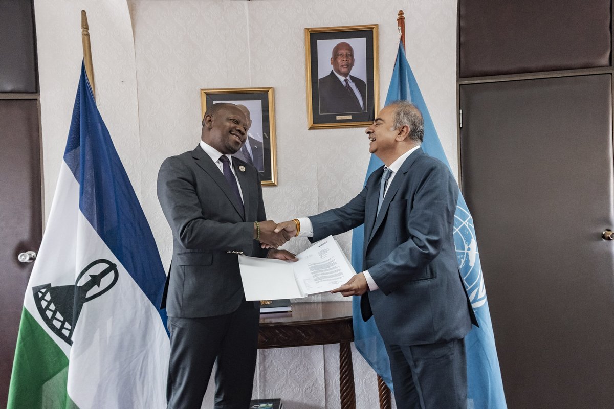 UNAIDS_ZAF's tweet photo. Strengthening partnerships at the highest level.  Our Director,@AlankarMalviya this week presented accreditation to the gov of 🇱🇸 Lejone Mpotjoane &amp; Minister of @health_lesotho, Selibe Mochoboroane - a milestone moment reaffirming UNAIDS' commitment to ending AIDS.🙌 https://t.co/XEUV0QjCad