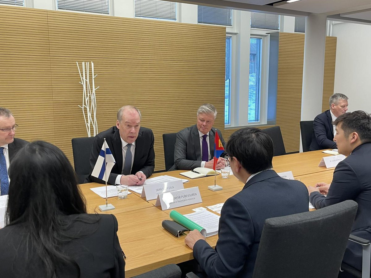 MongolDiplomacy's tweet photo. ЭДИЙН ЗАСАГ, ШИНЖЛЭХ УХААН, ТЕХНИКИЙН ХАМТЫН АЖИЛЛАГААНЫ МОНГОЛ, ФИНЛАНДЫН ЗАСГИЙН ГАЗАР ХООРОНДЫН КОМИССЫН 15 ДУГААР ХУРАЛДААНЫГ ХЕЛЬСИНКИ ХОТНОО ЗОХИОН БАЙГУУЛАВ 

Эдийн засаг, шинжлэх ухаан, техникийн хамтын ажиллагааны Монгол, Финландын Засгийн газар хоорондын комиссын 15 дугаар хуралдааныг 2026 оны 03 дугаар сарын 05-ны өдөр Бүгд Найрамдах Финланд Улсын нийслэл Хельсинки хотноо зохион байгуулав. 

Засгийн газар хоорондын комиссын Монголын хэсгийг Боловсролын сайд П.Наранбаяр, Финландын хэсгийг Гадаад хэргийн яамны Гадаад худалдаа, эдийн засгийн хамтын ажиллагаа хариуцсан Төрийн нарийн бичгийн дарга Яарно Суряла нар тэргүүлэн оролцлоо.

Засгийн газар хоорондын комиссын 15 дугаар хуралдаанаар хоёр орны худалдаа, эдийн засгийн харилцааг идэвхжүүлэх, байгаль орчин, ойн аж ахуй, сэргээгдэх эрчим хүч, шинжлэх ухаан, соёл, боловсрол, инновац, мэдээллийн технологи, геологи зэрэг салбарт хамтын ажиллагааг өргөжүүлэх чиглэлээр дэлгэрэнгүй яриа хэлэлцээ хийв. 

Тухайлбал, багшийн боловсролын чиглэлээр эрдэмтэн, судлаач, багш солилцох хөтөлбөр хэрэгжүүлэх, мэдээллийн технологийн байгууллага хооронд холбоо тогтоож, хамтын ажиллагааг эхлүүлэх, Монгол Улсын түүх, соёлын дурсгалд тулгуурлан өвлийн аялал жуулчлалыг хөгжүүлэх, хоёр улсын бизнес эрхлэгч, хөрөнгө оруулагчдын уулзалт, арга хэмжээг зохион байгуулах, Улаанбаатар хотын гэр хорооллын дахин төлөвлөлт, дулааны алдагдал багатай барилга байгууламжийн стандарт, шийдлийг нэвтрүүлэх зэрэг тодорхой саналуудыг дэвшүүлж ажиллалаа. 

Түүнчлэн, Монгол Улсын урт болон дунд хугацааны хөгжлийн бодлого, Засгийн газрын 2024-2028 оны үйл ажиллагааны хөтөлбөрт тусгагдсан томоохон зорилтууд болон “Тэрбум мод” үндэсний хөдөлгөөн, “Илгээлт 2100” тэтгэлэгт хөтөлбөрийн талаар танилцуулж, энэ хүрээнд финландын талтай үр дүнтэй хамтран ажиллах боломжийн талаар дэлгэрэнгүй санал солилцов.  

Засгийн газар хоорондын комиссын 15 дугаар хуралдааны протоколд Монгол Улсын Боловсролын сайд П.Наранбаяр, Финландын Гадаад хэргийн яамны Гадаад худалдаа, эдийн засгийн хамтын ажиллагаа хариуцсан Төрийн нарийн бичгийн дарга Яарно Суряла нар гарын үсэг зурав.