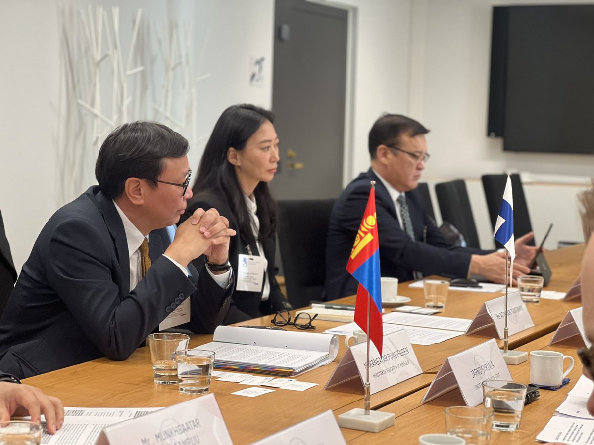 MongolDiplomacy's tweet photo. ЭДИЙН ЗАСАГ, ШИНЖЛЭХ УХААН, ТЕХНИКИЙН ХАМТЫН АЖИЛЛАГААНЫ МОНГОЛ, ФИНЛАНДЫН ЗАСГИЙН ГАЗАР ХООРОНДЫН КОМИССЫН 15 ДУГААР ХУРАЛДААНЫГ ХЕЛЬСИНКИ ХОТНОО ЗОХИОН БАЙГУУЛАВ 

Эдийн засаг, шинжлэх ухаан, техникийн хамтын ажиллагааны Монгол, Финландын Засгийн газар хоорондын комиссын 15 дугаар хуралдааныг 2026 оны 03 дугаар сарын 05-ны өдөр Бүгд Найрамдах Финланд Улсын нийслэл Хельсинки хотноо зохион байгуулав. 

Засгийн газар хоорондын комиссын Монголын хэсгийг Боловсролын сайд П.Наранбаяр, Финландын хэсгийг Гадаад хэргийн яамны Гадаад худалдаа, эдийн засгийн хамтын ажиллагаа хариуцсан Төрийн нарийн бичгийн дарга Яарно Суряла нар тэргүүлэн оролцлоо.

Засгийн газар хоорондын комиссын 15 дугаар хуралдаанаар хоёр орны худалдаа, эдийн засгийн харилцааг идэвхжүүлэх, байгаль орчин, ойн аж ахуй, сэргээгдэх эрчим хүч, шинжлэх ухаан, соёл, боловсрол, инновац, мэдээллийн технологи, геологи зэрэг салбарт хамтын ажиллагааг өргөжүүлэх чиглэлээр дэлгэрэнгүй яриа хэлэлцээ хийв. 

Тухайлбал, багшийн боловсролын чиглэлээр эрдэмтэн, судлаач, багш солилцох хөтөлбөр хэрэгжүүлэх, мэдээллийн технологийн байгууллага хооронд холбоо тогтоож, хамтын ажиллагааг эхлүүлэх, Монгол Улсын түүх, соёлын дурсгалд тулгуурлан өвлийн аялал жуулчлалыг хөгжүүлэх, хоёр улсын бизнес эрхлэгч, хөрөнгө оруулагчдын уулзалт, арга хэмжээг зохион байгуулах, Улаанбаатар хотын гэр хорооллын дахин төлөвлөлт, дулааны алдагдал багатай барилга байгууламжийн стандарт, шийдлийг нэвтрүүлэх зэрэг тодорхой саналуудыг дэвшүүлж ажиллалаа. 

Түүнчлэн, Монгол Улсын урт болон дунд хугацааны хөгжлийн бодлого, Засгийн газрын 2024-2028 оны үйл ажиллагааны хөтөлбөрт тусгагдсан томоохон зорилтууд болон “Тэрбум мод” үндэсний хөдөлгөөн, “Илгээлт 2100” тэтгэлэгт хөтөлбөрийн талаар танилцуулж, энэ хүрээнд финландын талтай үр дүнтэй хамтран ажиллах боломжийн талаар дэлгэрэнгүй санал солилцов.  

Засгийн газар хоорондын комиссын 15 дугаар хуралдааны протоколд Монгол Улсын Боловсролын сайд П.Наранбаяр, Финландын Гадаад хэргийн яамны Гадаад худалдаа, эдийн засгийн хамтын ажиллагаа хариуцсан Төрийн нарийн бичгийн дарга Яарно Суряла нар гарын үсэг зурав.