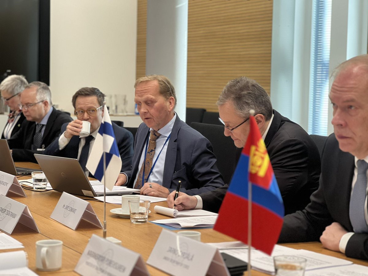MongolDiplomacy's tweet photo. ЭДИЙН ЗАСАГ, ШИНЖЛЭХ УХААН, ТЕХНИКИЙН ХАМТЫН АЖИЛЛАГААНЫ МОНГОЛ, ФИНЛАНДЫН ЗАСГИЙН ГАЗАР ХООРОНДЫН КОМИССЫН 15 ДУГААР ХУРАЛДААНЫГ ХЕЛЬСИНКИ ХОТНОО ЗОХИОН БАЙГУУЛАВ 

Эдийн засаг, шинжлэх ухаан, техникийн хамтын ажиллагааны Монгол, Финландын Засгийн газар хоорондын комиссын 15 дугаар хуралдааныг 2026 оны 03 дугаар сарын 05-ны өдөр Бүгд Найрамдах Финланд Улсын нийслэл Хельсинки хотноо зохион байгуулав. 

Засгийн газар хоорондын комиссын Монголын хэсгийг Боловсролын сайд П.Наранбаяр, Финландын хэсгийг Гадаад хэргийн яамны Гадаад худалдаа, эдийн засгийн хамтын ажиллагаа хариуцсан Төрийн нарийн бичгийн дарга Яарно Суряла нар тэргүүлэн оролцлоо.

Засгийн газар хоорондын комиссын 15 дугаар хуралдаанаар хоёр орны худалдаа, эдийн засгийн харилцааг идэвхжүүлэх, байгаль орчин, ойн аж ахуй, сэргээгдэх эрчим хүч, шинжлэх ухаан, соёл, боловсрол, инновац, мэдээллийн технологи, геологи зэрэг салбарт хамтын ажиллагааг өргөжүүлэх чиглэлээр дэлгэрэнгүй яриа хэлэлцээ хийв. 

Тухайлбал, багшийн боловсролын чиглэлээр эрдэмтэн, судлаач, багш солилцох хөтөлбөр хэрэгжүүлэх, мэдээллийн технологийн байгууллага хооронд холбоо тогтоож, хамтын ажиллагааг эхлүүлэх, Монгол Улсын түүх, соёлын дурсгалд тулгуурлан өвлийн аялал жуулчлалыг хөгжүүлэх, хоёр улсын бизнес эрхлэгч, хөрөнгө оруулагчдын уулзалт, арга хэмжээг зохион байгуулах, Улаанбаатар хотын гэр хорооллын дахин төлөвлөлт, дулааны алдагдал багатай барилга байгууламжийн стандарт, шийдлийг нэвтрүүлэх зэрэг тодорхой саналуудыг дэвшүүлж ажиллалаа. 

Түүнчлэн, Монгол Улсын урт болон дунд хугацааны хөгжлийн бодлого, Засгийн газрын 2024-2028 оны үйл ажиллагааны хөтөлбөрт тусгагдсан томоохон зорилтууд болон “Тэрбум мод” үндэсний хөдөлгөөн, “Илгээлт 2100” тэтгэлэгт хөтөлбөрийн талаар танилцуулж, энэ хүрээнд финландын талтай үр дүнтэй хамтран ажиллах боломжийн талаар дэлгэрэнгүй санал солилцов.  

Засгийн газар хоорондын комиссын 15 дугаар хуралдааны протоколд Монгол Улсын Боловсролын сайд П.Наранбаяр, Финландын Гадаад хэргийн яамны Гадаад худалдаа, эдийн засгийн хамтын ажиллагаа хариуцсан Төрийн нарийн бичгийн дарга Яарно Суряла нар гарын үсэг зурав.