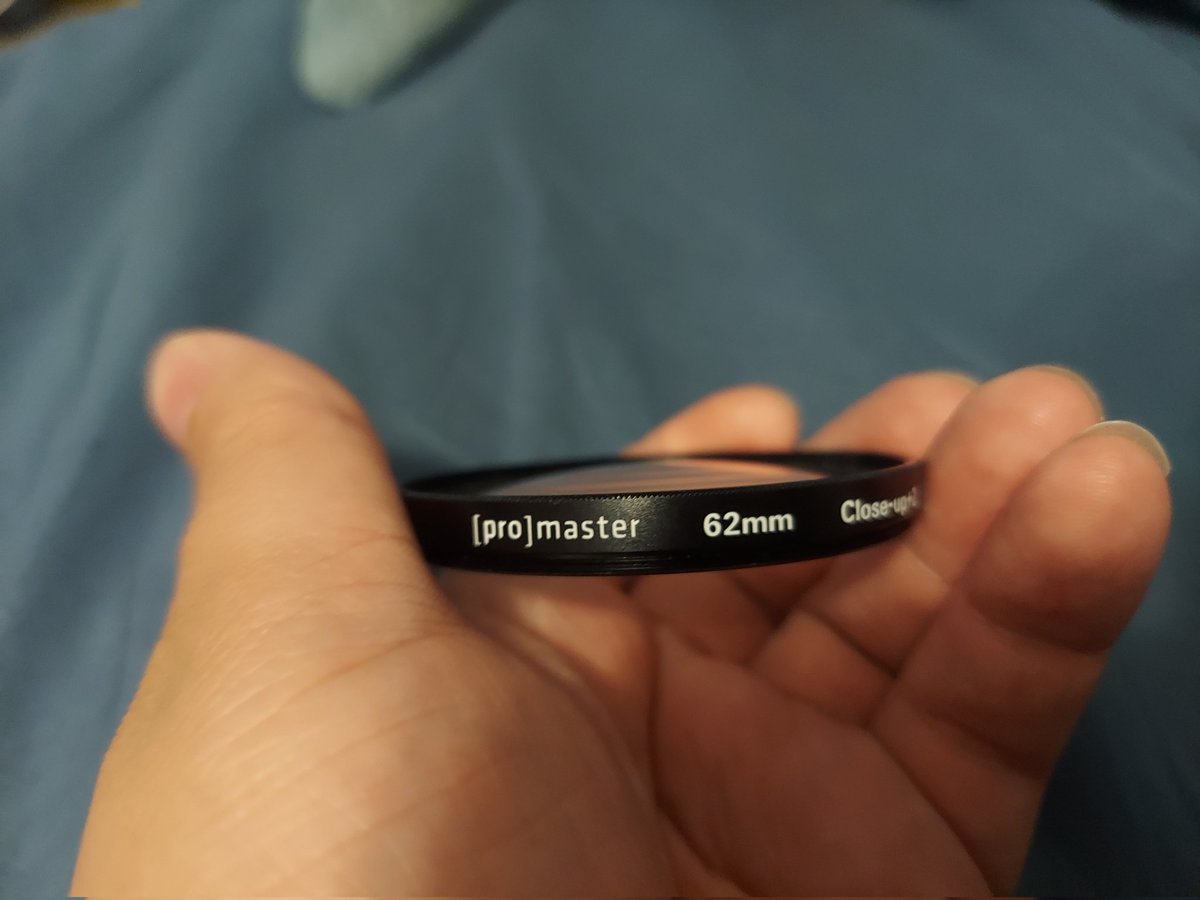 RegisCartoons's tweet image. I own a similar looking filter
It's most likely a filter that turns a regular lens into a close-up "macro" lens
They produce a lot of blur around the edges in my experience