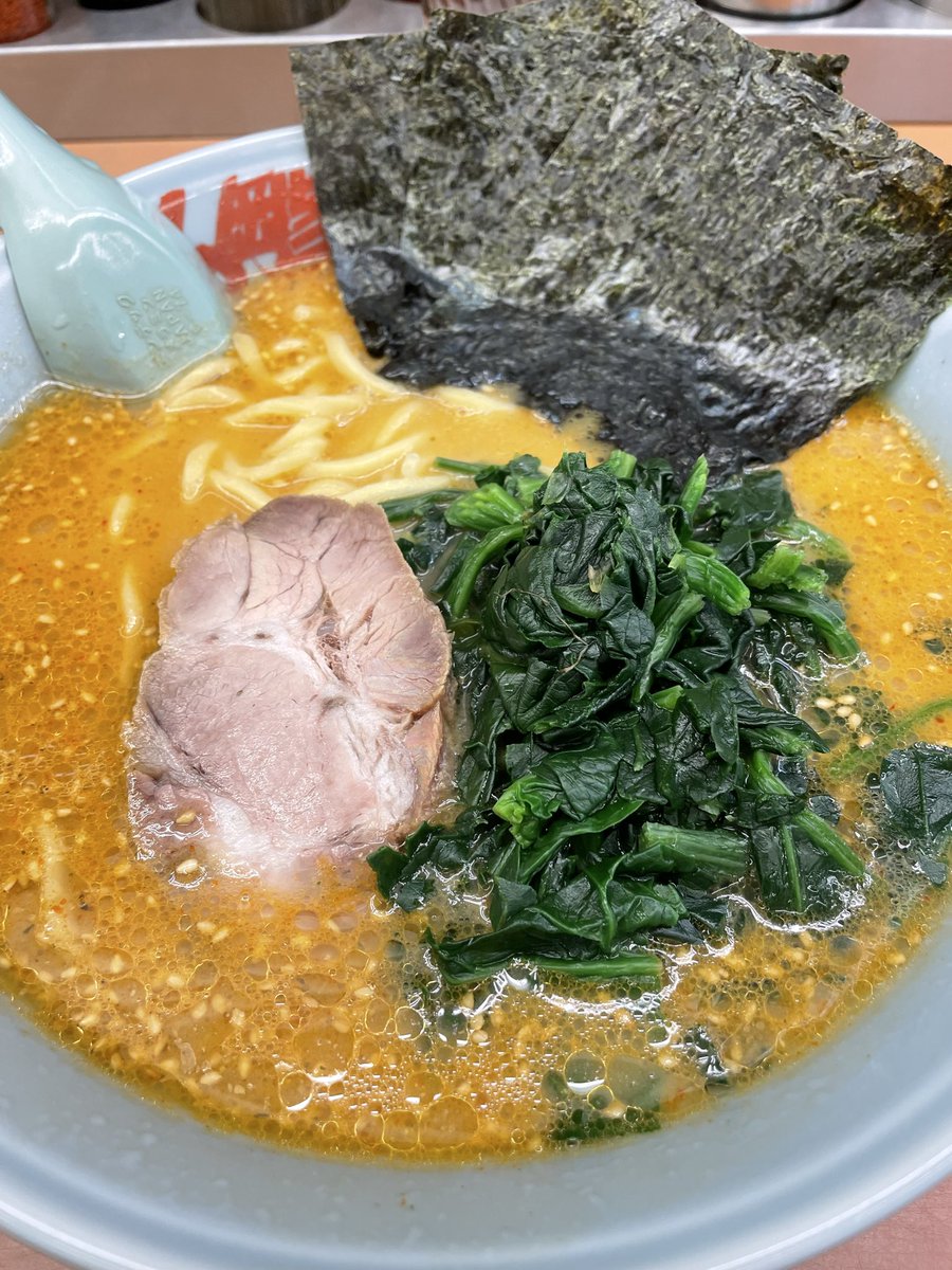RARK30040772's tweet photo. ラーメン山岡家  君津店

仕事帰りの深夜、無性に食べたくなり

行ってきました🚗

特製味噌の中盛りほうれん草🍜

深夜の背徳感たまりません😋

中盤でにんにくを４杯ぶち込み完食！！

ご馳走様でした😋　2026.3.4

#ラーメン山岡家 #山岡家 #特製味噌
#家系ラーメン #千葉ラーメン https://t.co/LSg2YHOibk