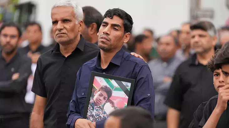 İran'da bir ilkokulda yapılan korkunç katliamda kızını kaybeden Baba Ruhullah: 

"Bize okulun saldırıya uğradığını söylediler. Mümkün olduğunca çabuk  gelip kızımızı eve götürmemizi istediler. Ancak kızıma ulaşamadan ikinci  saldırı gerçekleşti. Küçük kızım tamamen yanmıştı.