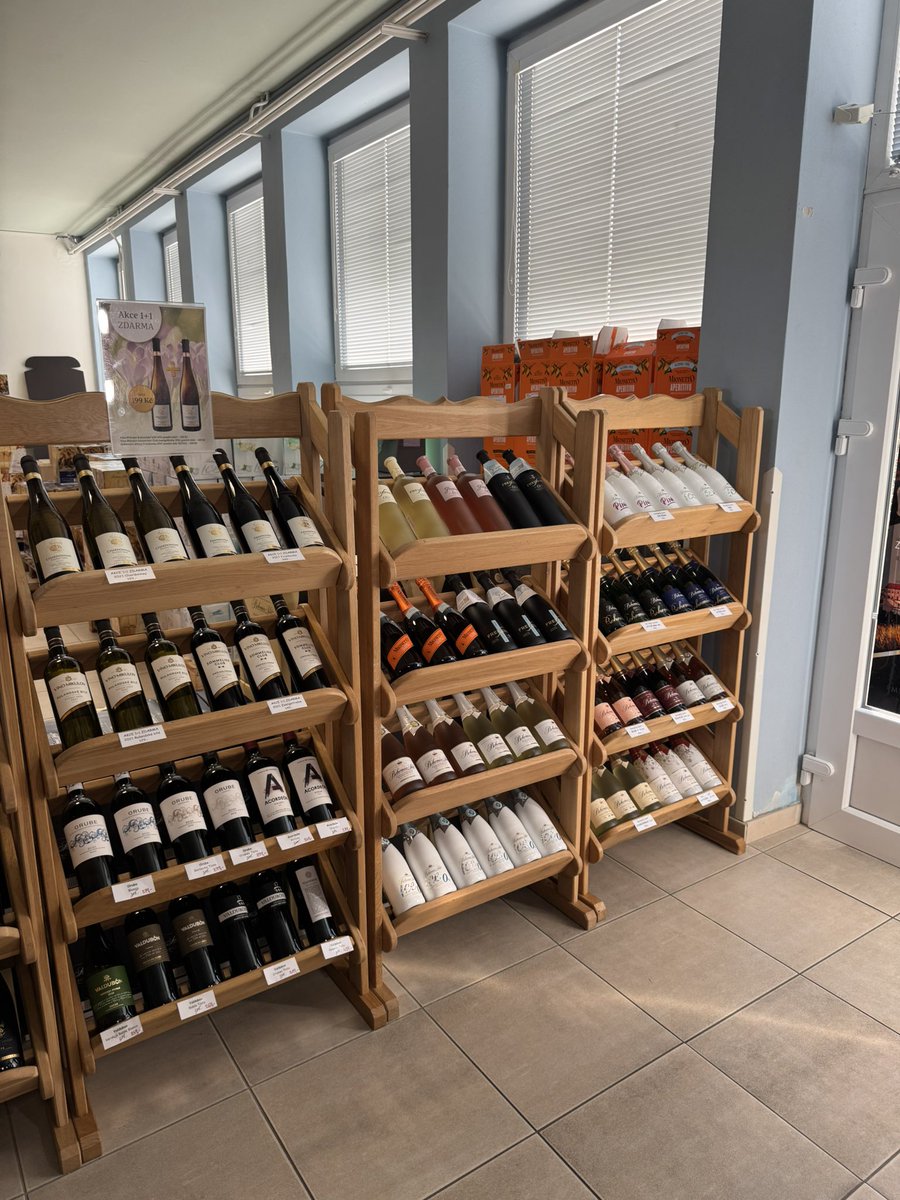 Foltan_CT's tweet photo. Ve světě klesá spotřeba alkoholu. Drastický úbytek zažívají vinařské velmoci, jako Francie či Itálie, spotřeba tam za čtvrtstoletí klesla o 25 %. Trend se propisuje i do Česka - v posledních letech tak roste zájem o nealkoholické varianty, nebo vína s nižším obsahem alkoholu. https://t.co/gVVybAuMaN