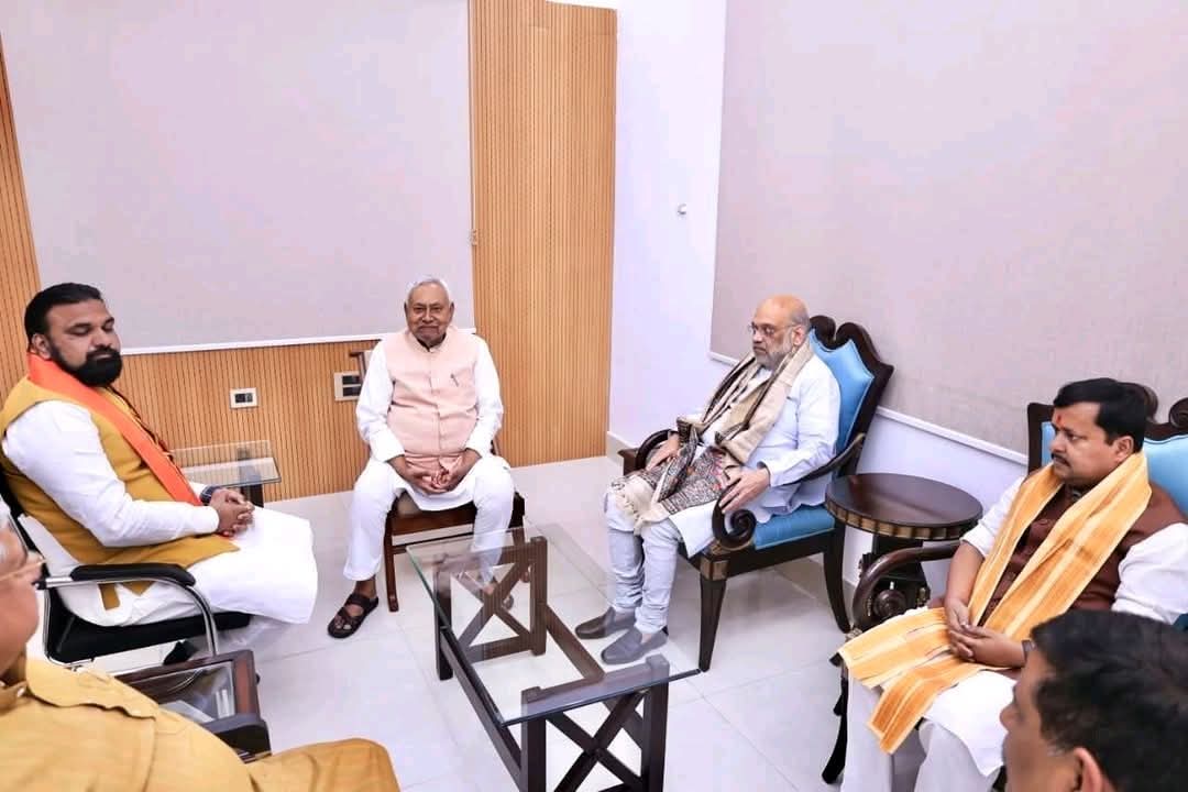 “कुर्सी ही बता रही है कि कुर्सी अब हाथ से निकल चुकी है।”