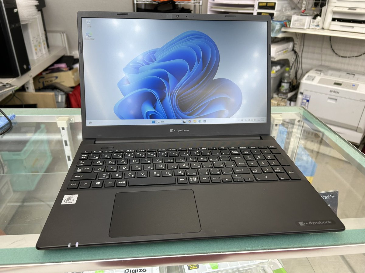 PCcomfullAKB4's tweet image. 今週の秋葉原4号店限定セール！
②【dynabook P55/FP】
スタイリッシュな15インチノート！
薄型ながらメモリ増設もでき、ネジひとつ外せば換装可能👍

写真や動画視聴にピッタリなFHD液晶✨

テンキー付きで、事務用途にもオススメ！ご家庭や事務所に1台どーぞ！！

10台限定！
#dynabook #P55 #秋葉原