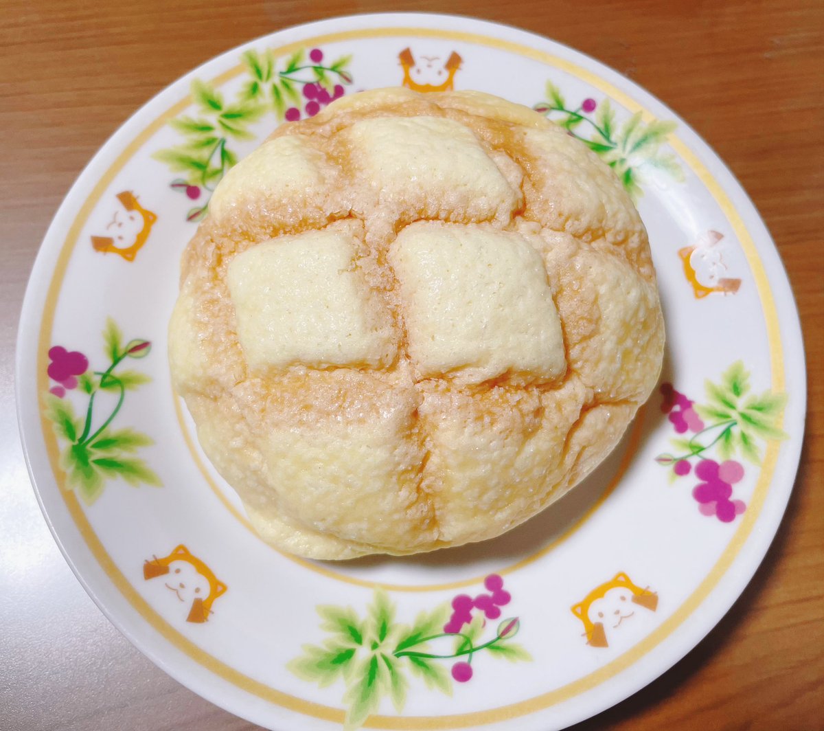 このメロンパンが気になってたので残業帰りに買ってきました