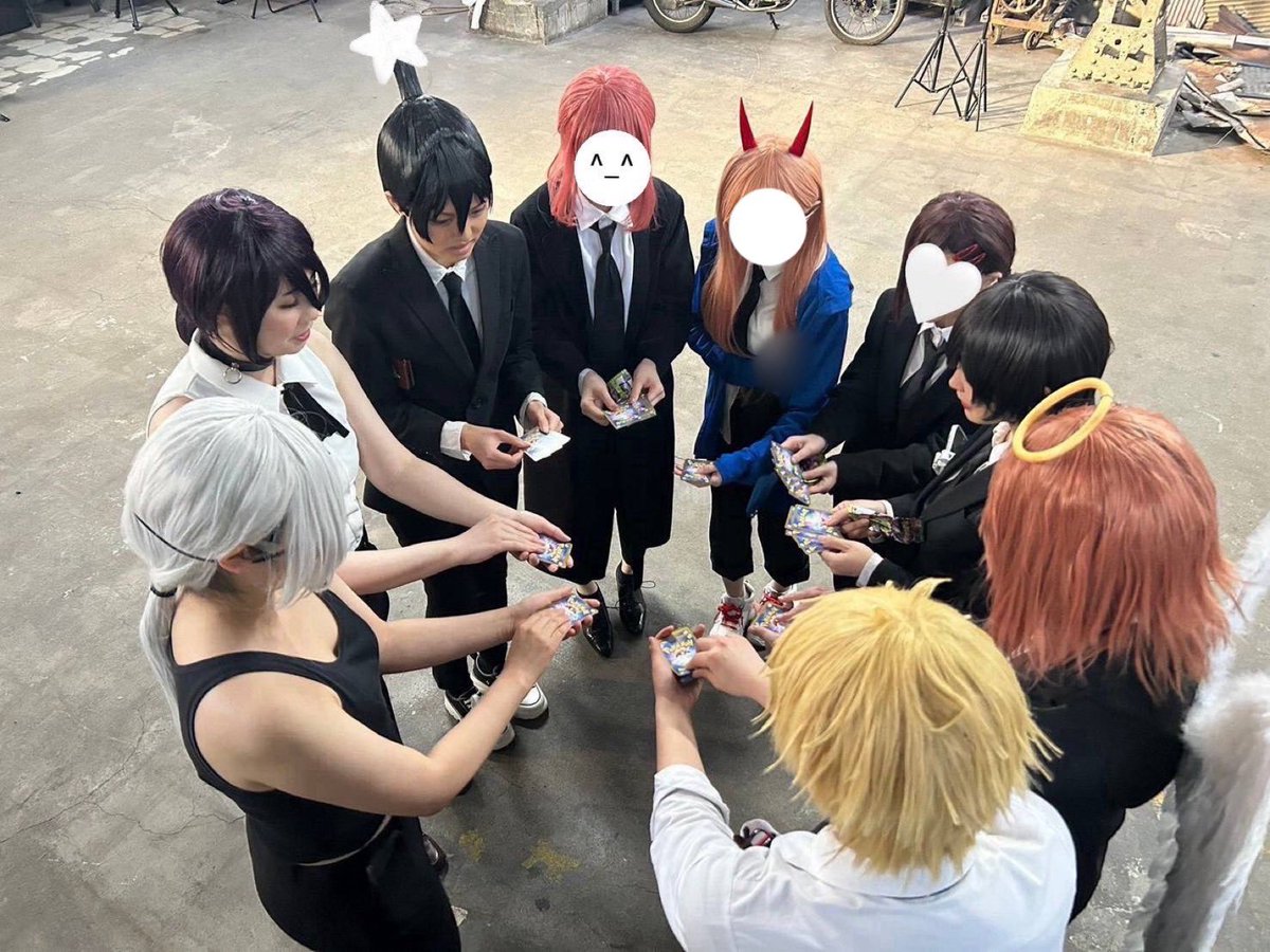 tsurime0141's tweet photo. ※cos オフショ注意

◓⃙⁣ポケカ開封中のェンソメンバー◓⃙⁣

📸のユーリさん(@coskm_ur )が、我々コスメンバーにポケカをくださいました！
楽しい休憩時間となりました🫶
素敵なプレゼントありがとうございます！
 #敵も味方も仲良くェンソ併せ0228

⬇️ﾒﾝﾊﾞｰ一覧 https://t.co/JzSoIEiuHL