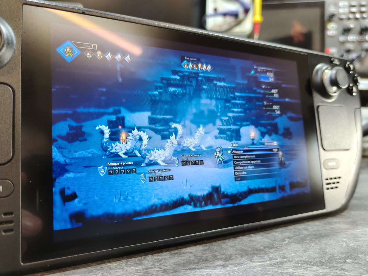 J'ai découvert Octopath Traveler 0 et je ne pensais pas accrocher, mais pourtant, c'est un kiff de découvrir ce JRPG au combat tour par tour 😍

Et gros coup de cœur pour les graphismes HD-2D !

Sur SD, il est nickel et il y a une trad FR de dispo 😊

Produit reçu gratuitement