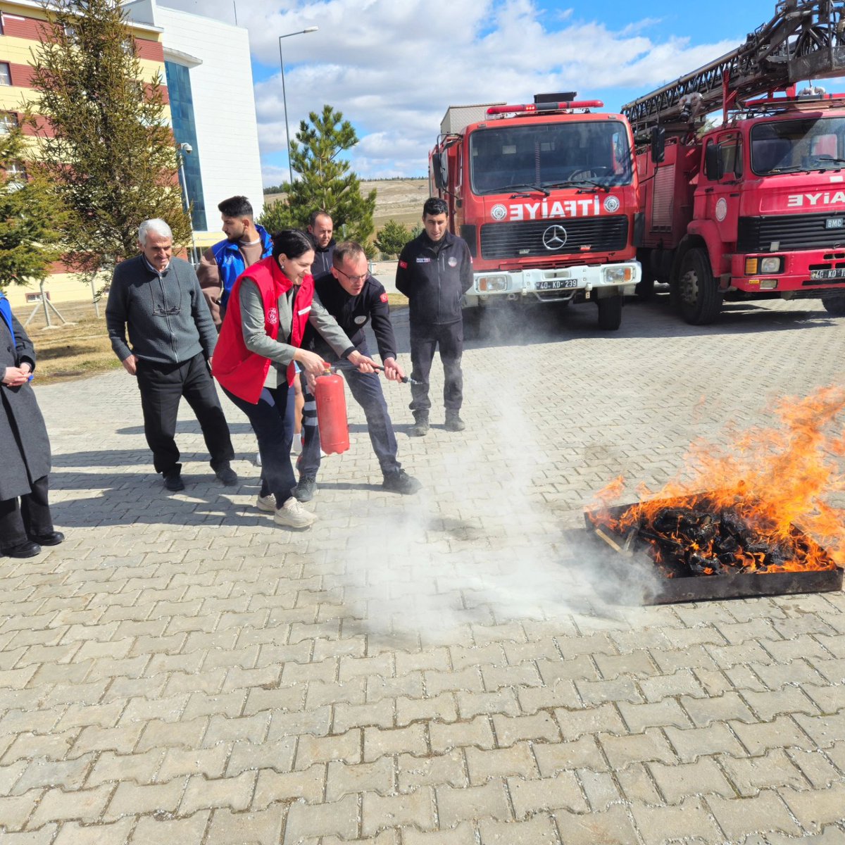 Kaman KYK Yurt personelleri ve gönüllü gençlerimizle birlikte, yangın tatbikatı ve yangın tüpü kullanımı hakkında Kaman Belediyesi İtfaiye Ekiplerinden uygulamalı eğitim aldık.

<a href="/gencliksporbak/">Gençlik ve Spor Bakanlığı 🇹🇷</a> @oa_bak @gsbgenclik @gsb_kirsehir
