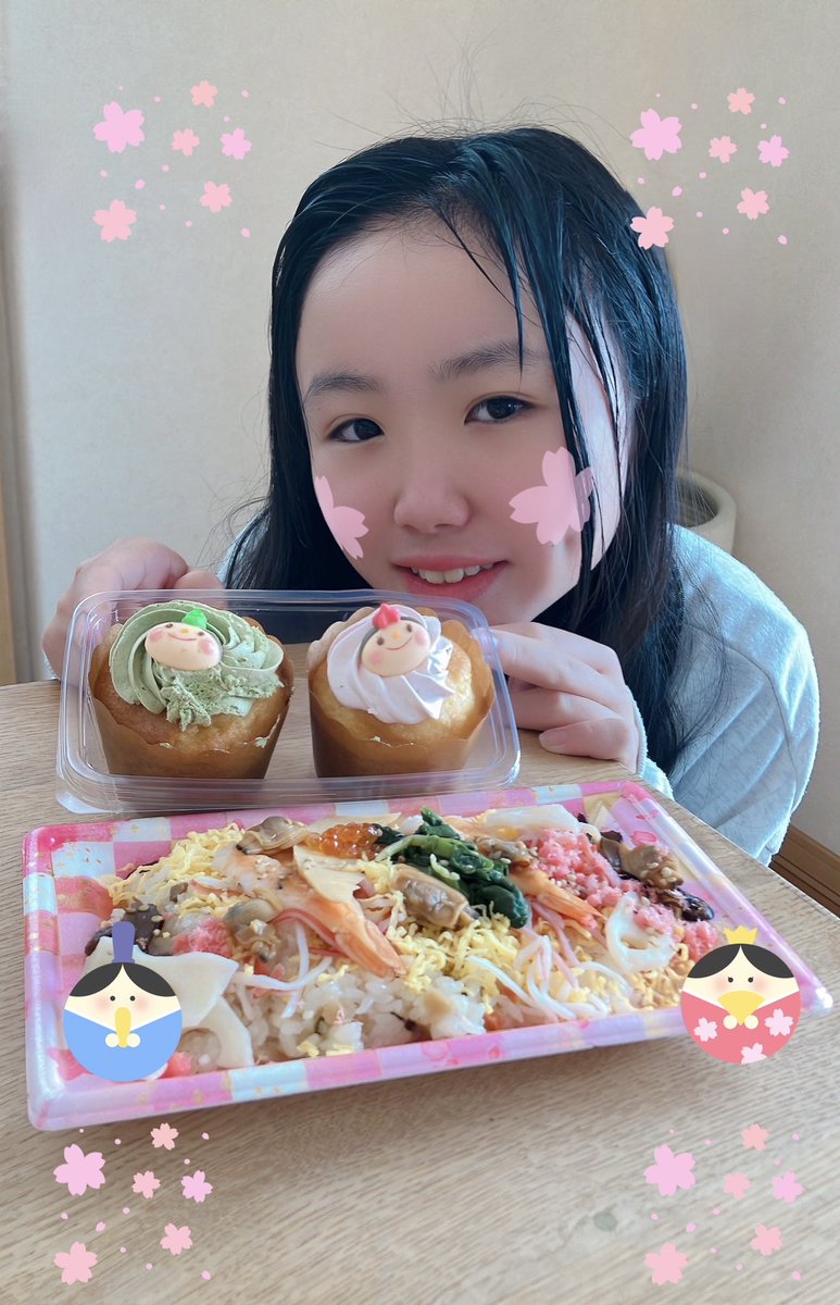 AMANE_gurashi's tweet photo. あかりをつけましょ ぼんぼりに
おはなをあげましょ もものはな
ごにんばやしの ふえたいこ
きょうはたのしい ひなまつり🎎

おそくなったけどちゃんと節句したよ🍑

#アマネ
#ひな祭り
#桃の節句 https://t.co/jny8Dn4kyI