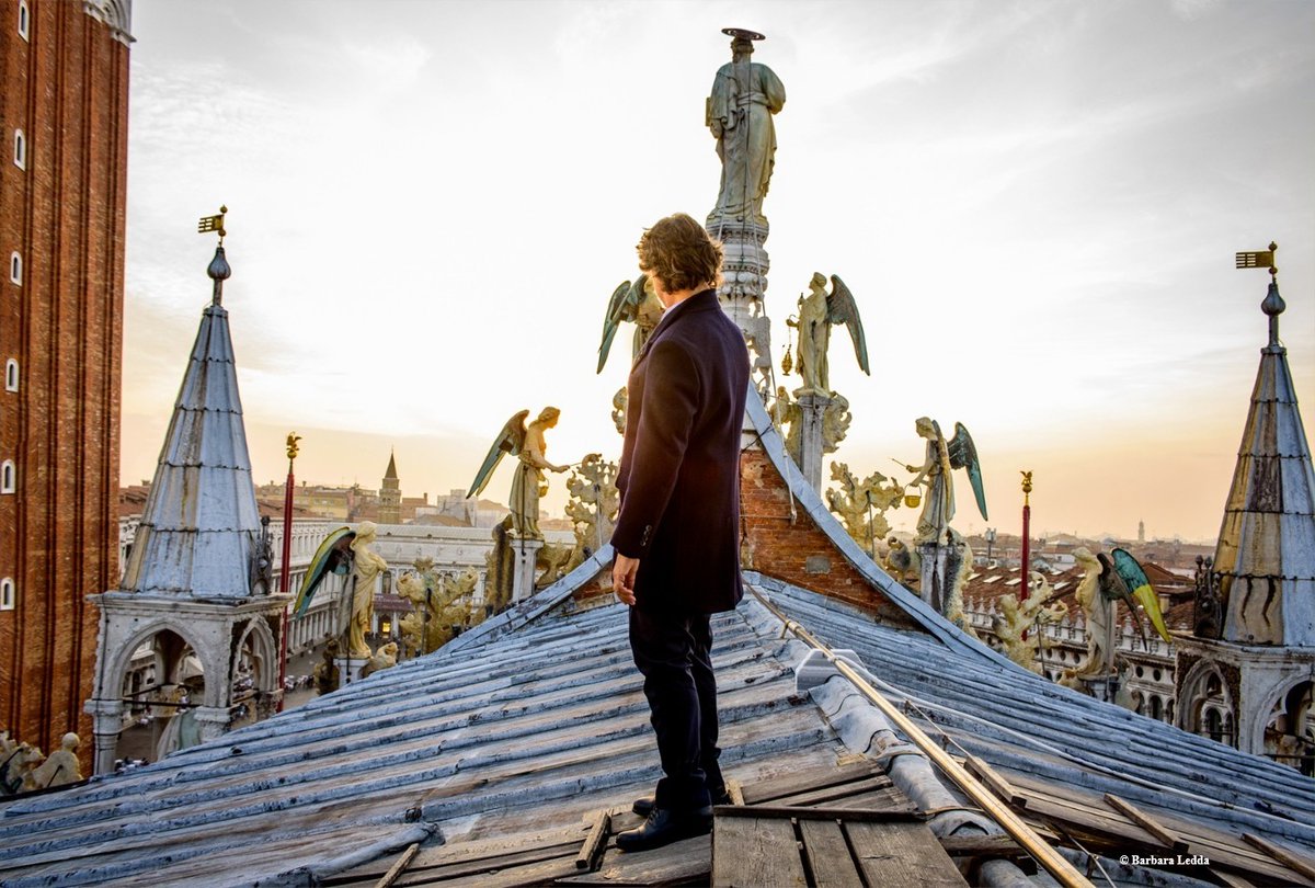albertoangela's tweet photo. A #PassaggioANordOvest, 15.00 ­@RaiUno, ammireremo Venezia dai tetti della Basilica di San Marco: un insolito punto di vista della città, del Campanile, delle Cupole e i due Mori. Da qui proveremo ad immaginarla nel momento del suo massimo splendore. https://t.co/gKvMiW0NgH