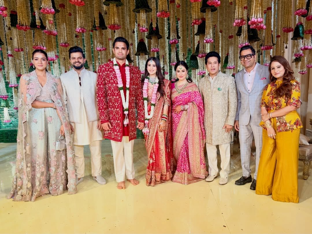 Umesh1352's tweet photo. शादी के बंधन में बंधे अर्जुन तेंदुलकर और उनकी पत्नी सानिया चंडोक 🤝
अर्जुन तेंदुलकर की शादी के बाद पूरा तेंदुलकर परिवार एक फ्रेम में, खास पल हुआ कैद
#ArjunTendulkar #SachinTendulkar #BTSLive https://t.co/tIbJee8K21